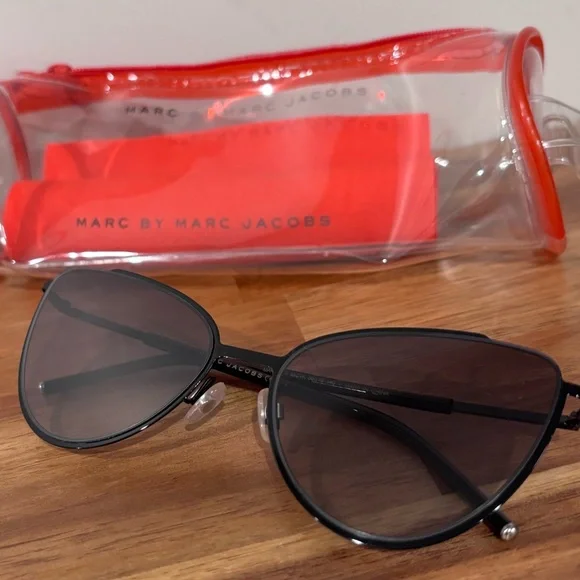 Marc by Marc Jacobs Black Cat Eye Sunglasses w/ Red Case 100% Authentic Women's - Picture 5 of 16